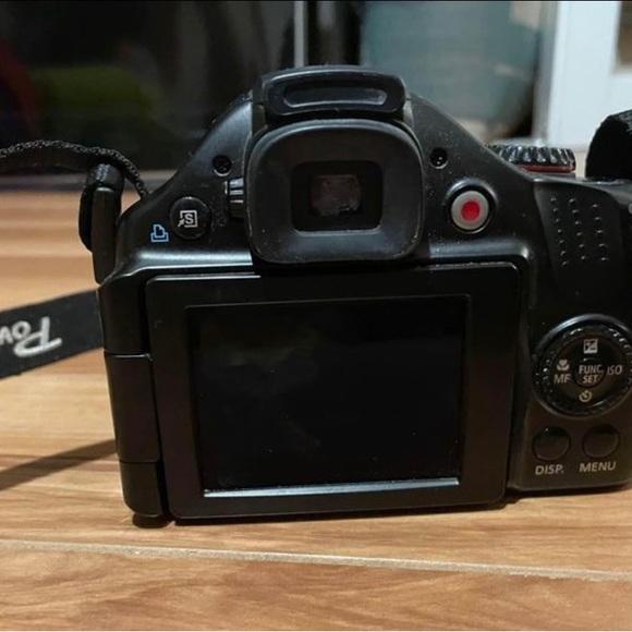 Canon power shot SX 40 HS camera with strap - Picture 4 of 7